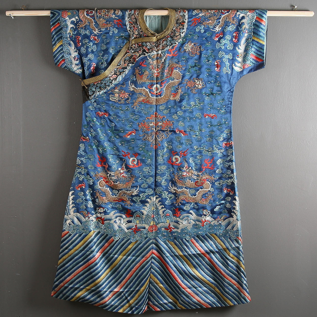 ROCK / KIMONO, broderat silke så kallad "Dragon Robe", Kina, 1800-tal.