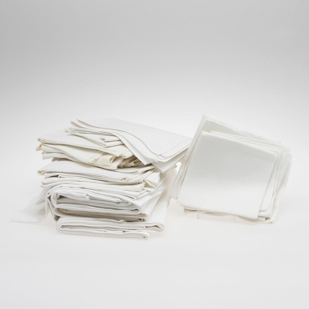 LINNEDAMAST, 3 DUKAR samt 16 SERVETTER.