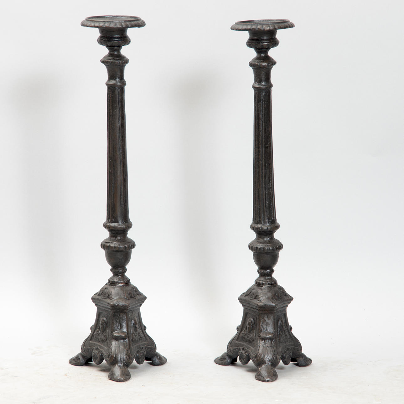 LJUSSTAKAR, 1 par, gjutjärn, samtida.