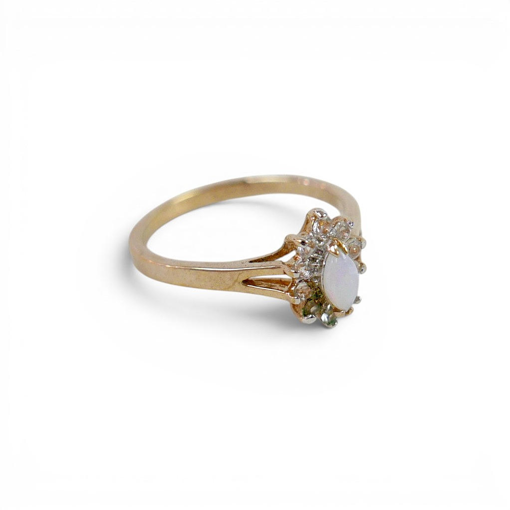 A 14K GOLD RING.