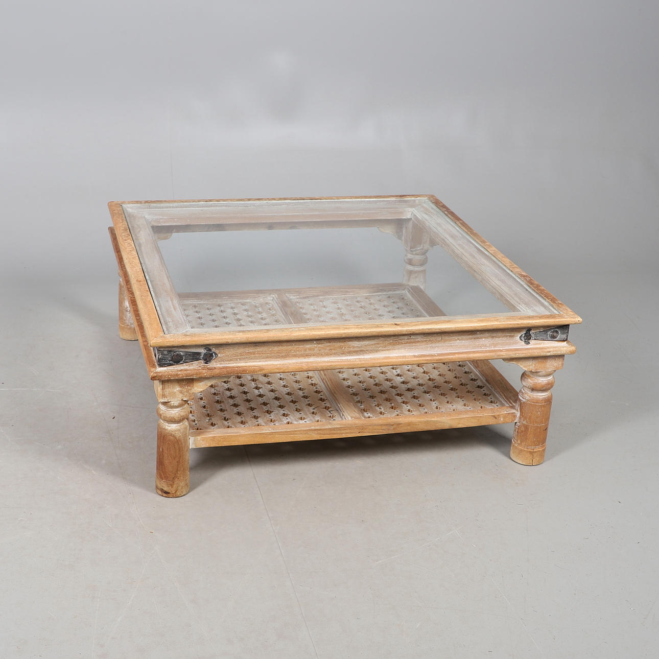 A MODERN SQUARE LIMED COFFEE TABLE.