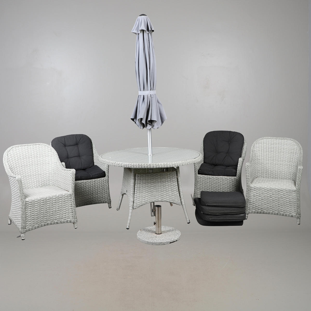 A MODERN WICKER EFFECT PATIO SET.