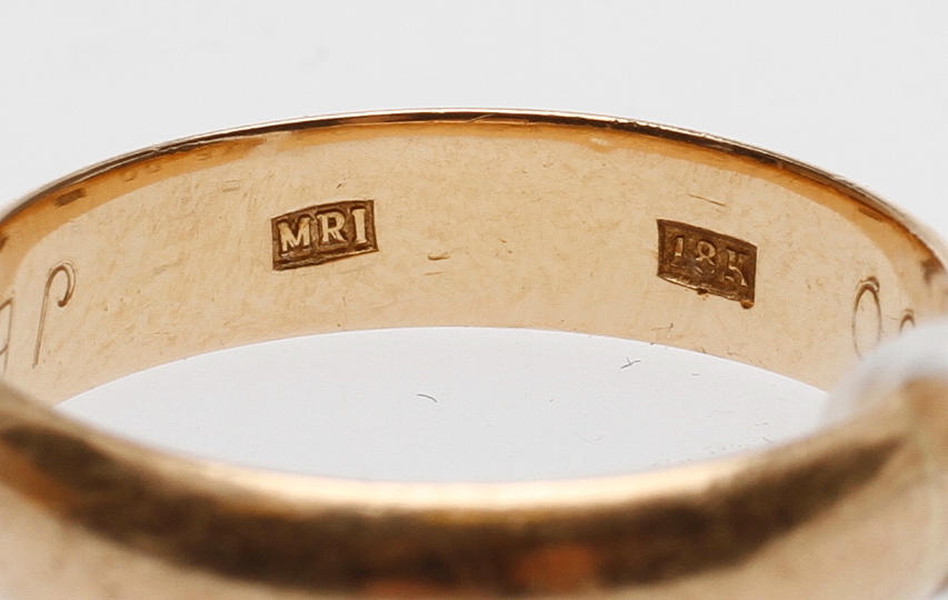 RING, 18k guld, vikt ca 5 gram.