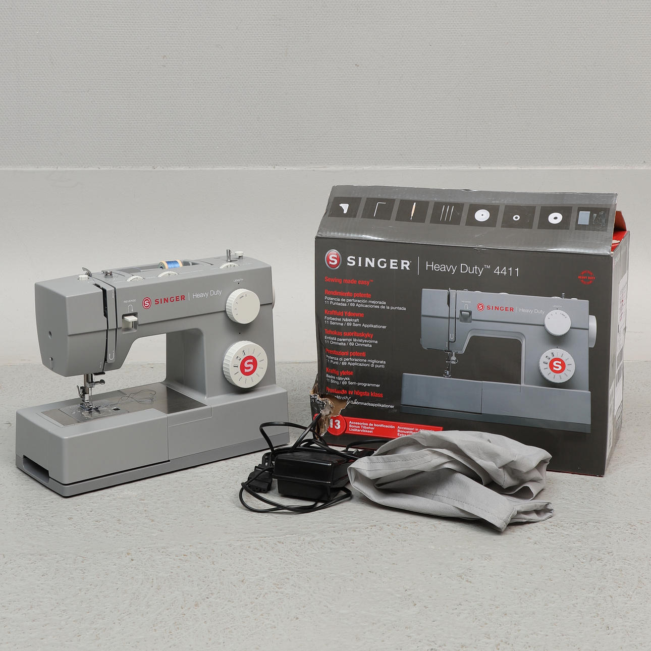SEWING MACHINE, Heavy Duty 4411, Singer.