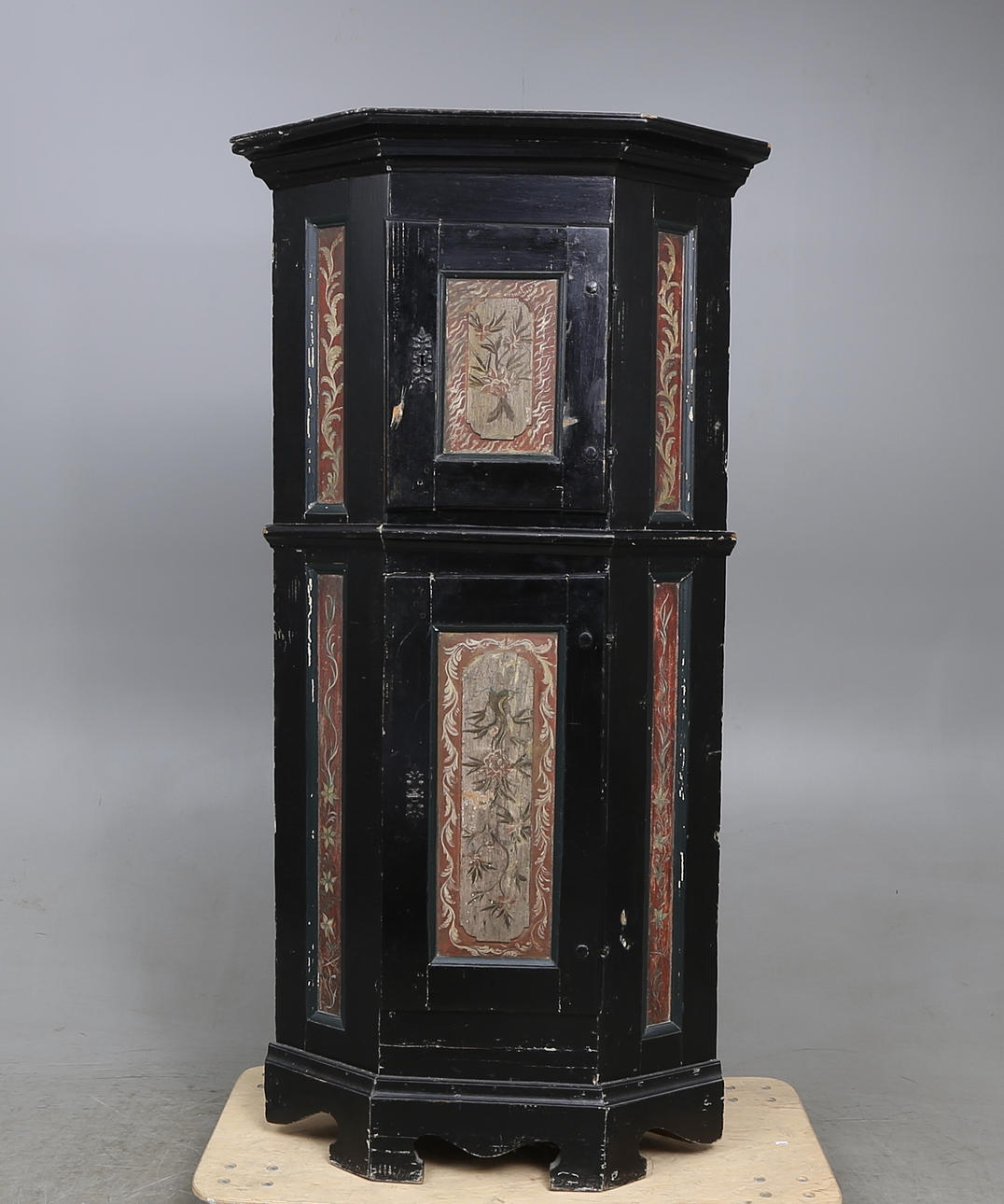 HÖRNSKÅP, allmoge, möjligen Skåne, 1700/1800-tal.