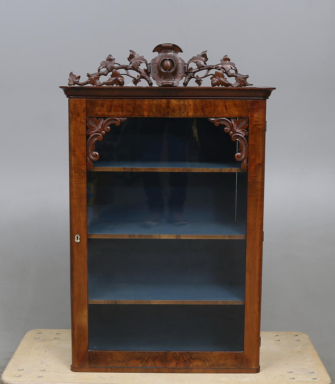 HÄNGSKÅP, nyrokoko, 1800-talets andra hälft.