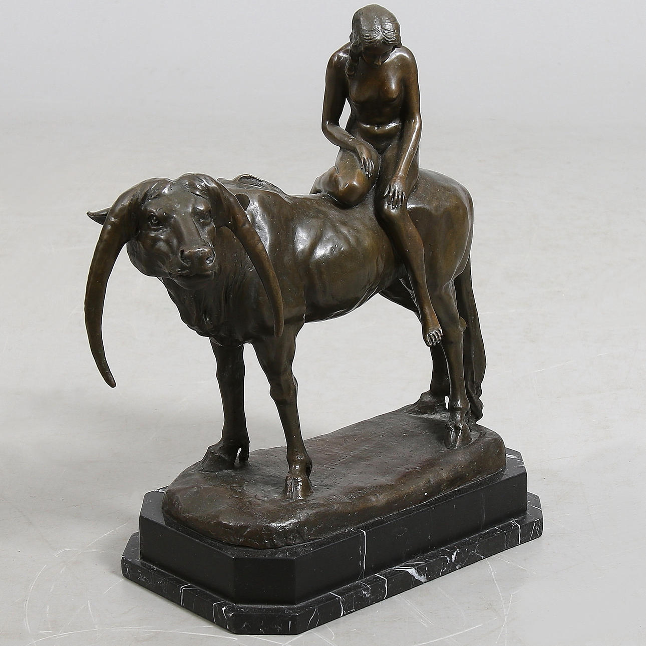 SKULPTUR, efter Herman Haase-Ilsenburg, brons och marmor, flicka på vattenbuffel, 19/2000-tal.