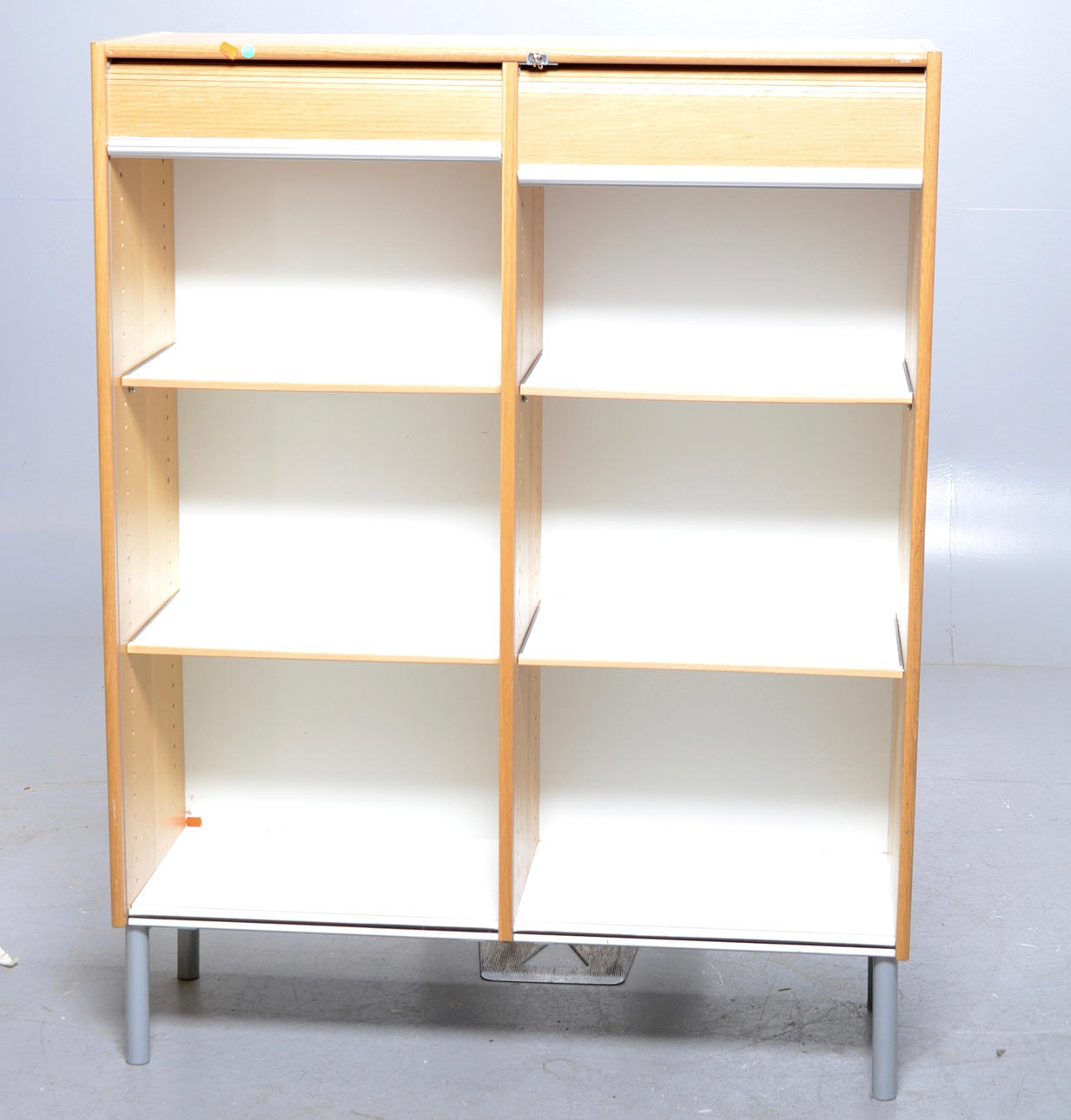 HYLLA FACIT MED RULLKLAFF, LÅSBAR.