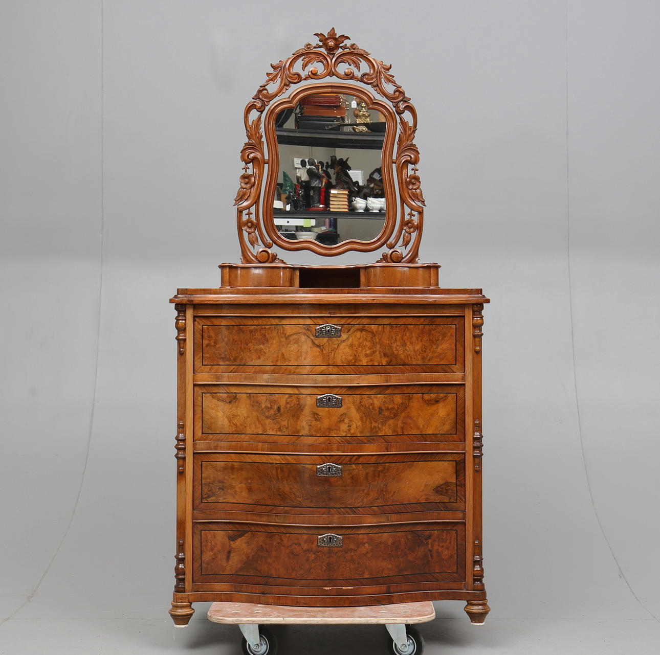 SPEGELBYRÅ, rokokostil, 1800-talets andra hälft.