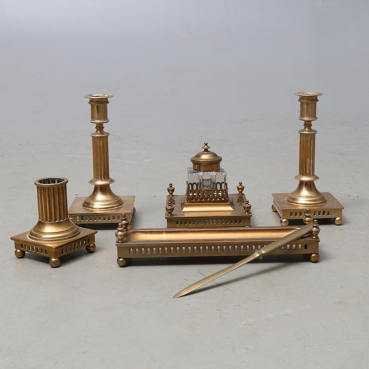 BORDSUPPSÄTTNING, 4 delar, mässing, bland annat stämplat Grillby.