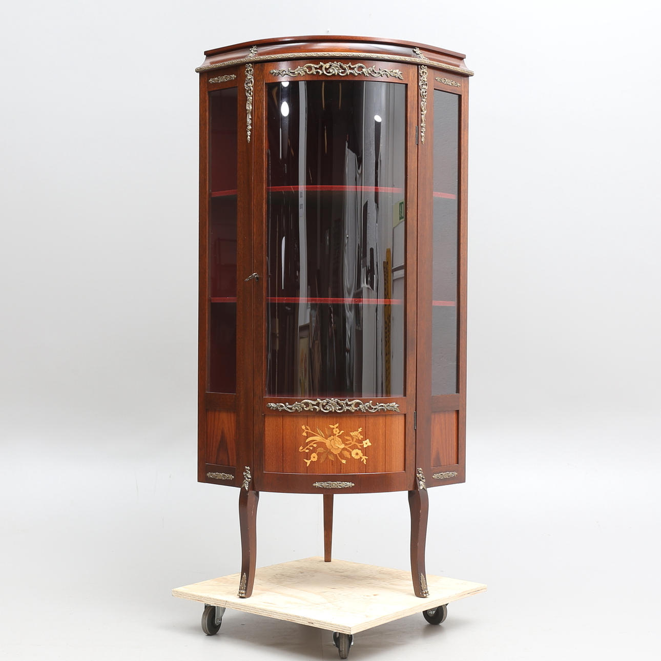 HÖRNVITRINSKÅP, rokokostil, 1900-talets mitt/andra hälft.