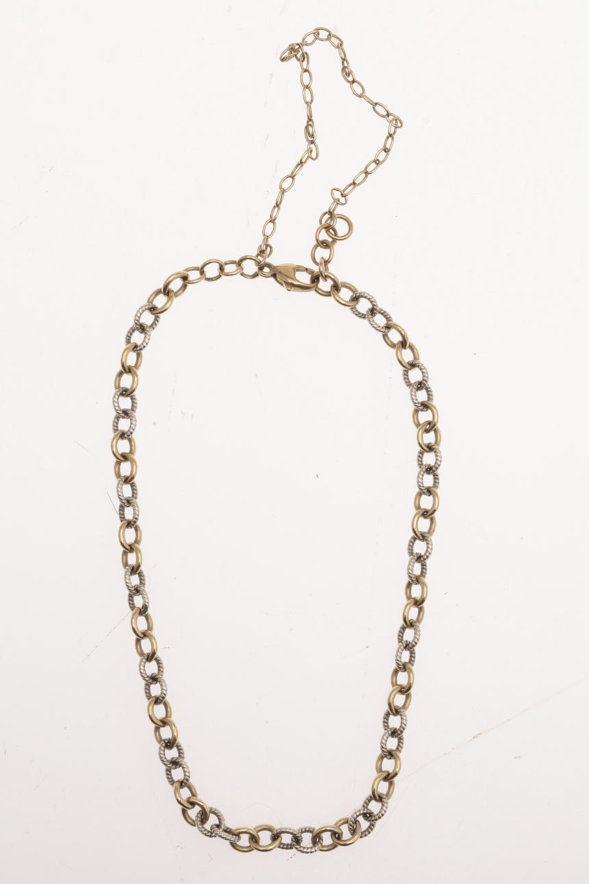 A 9CT GOLD BRACELET.