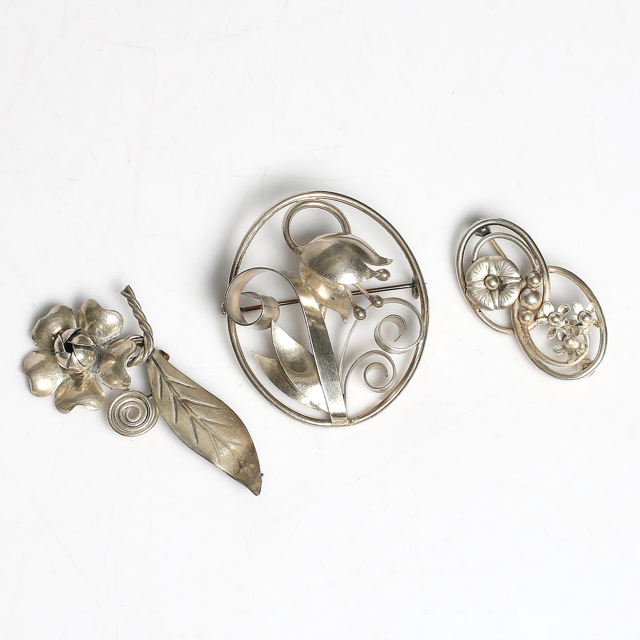 BROSCHER, 3 st, silver, bl.a. Guldsmedsaktiebolaget och Axel Bergdahl, Göteborg, 1900-talets mitt.