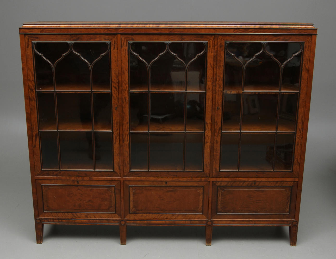 VITRINSKÅP, Amerika, 1900-tal.