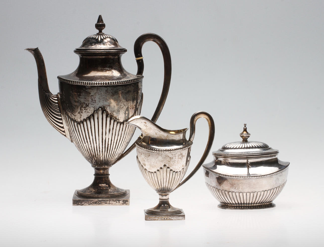 KAFFESERVIS, 3 delar, silver. C.G. Hallbergs Guldsmeds AB och Karl Andersson, 1900-talets första hälft.