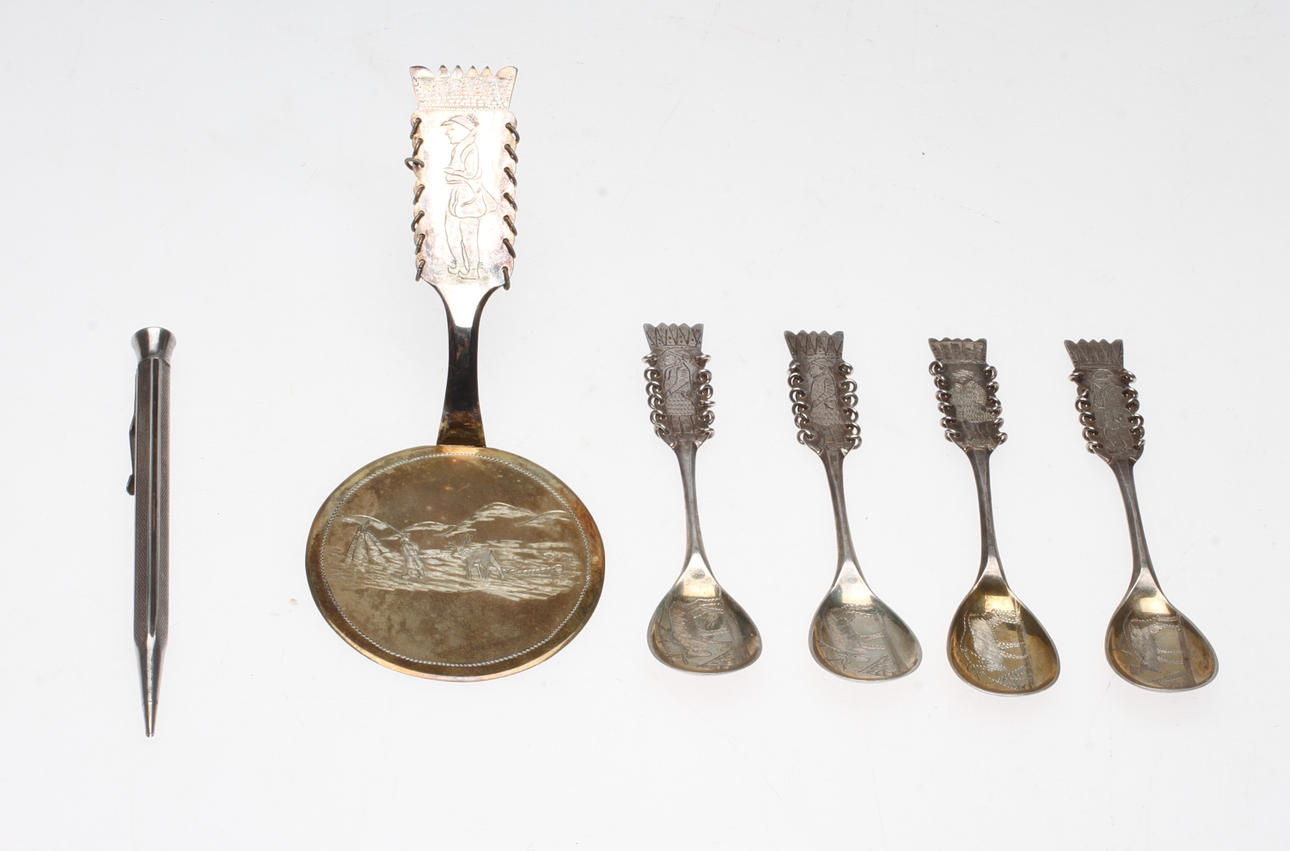 TESKEDAR och BAKELSESPADE, sameslöjd samt PENNA, silver, Totalvikt ca. 107,1 g. 1930/40-tal.