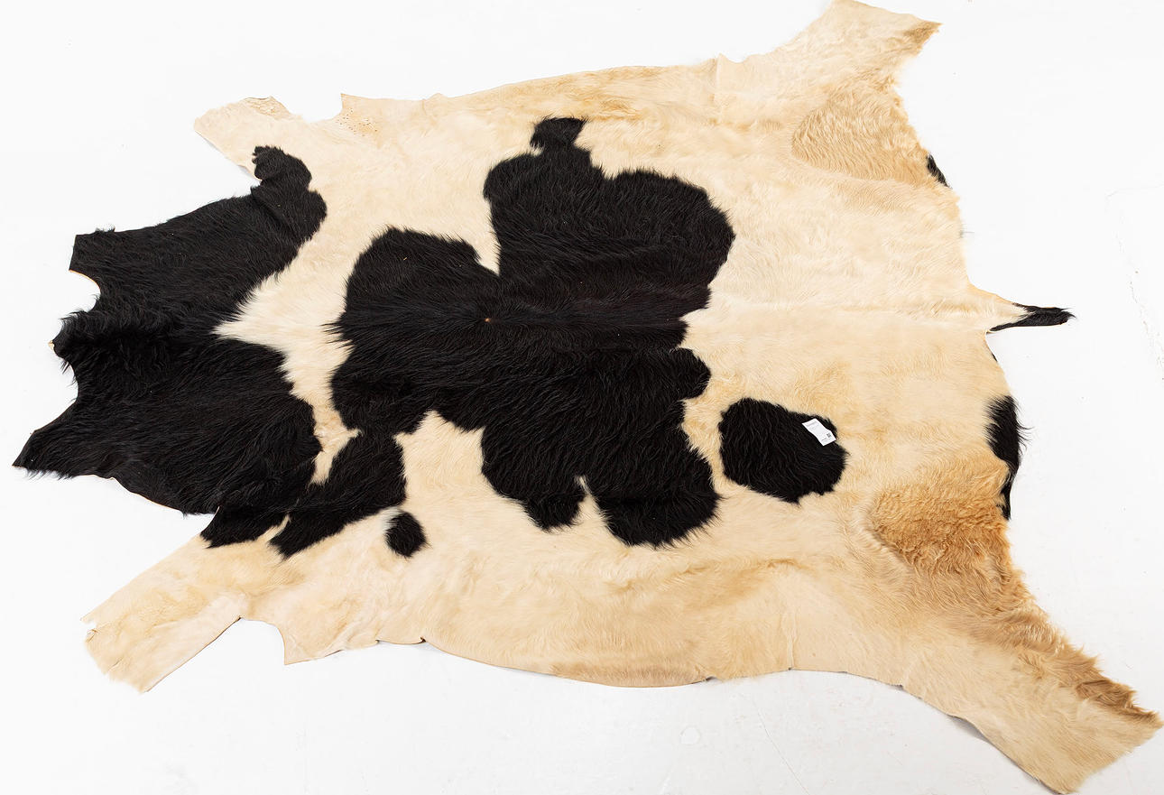 COWHIDE, approx. 195 x 225 cm.