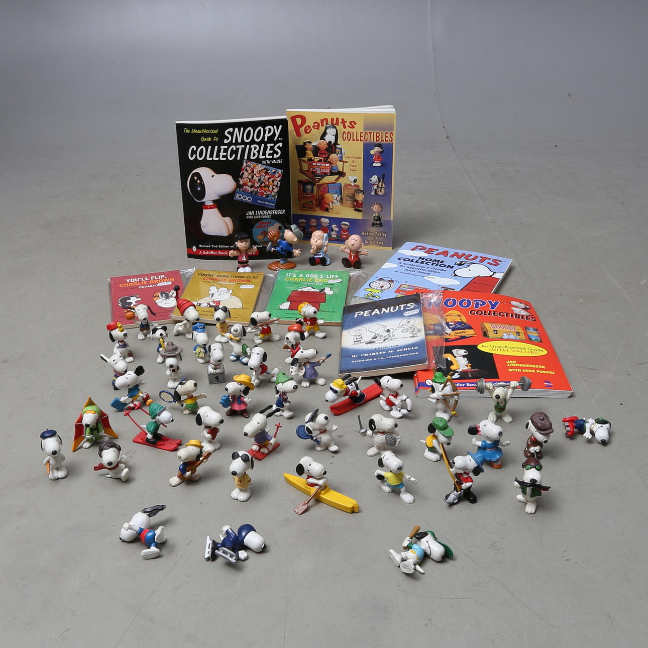 SNOBBEN, samlarkataloger, 4 st, tidningar, 4 st, samt figurer, 48 st, merparten 1980-tal.