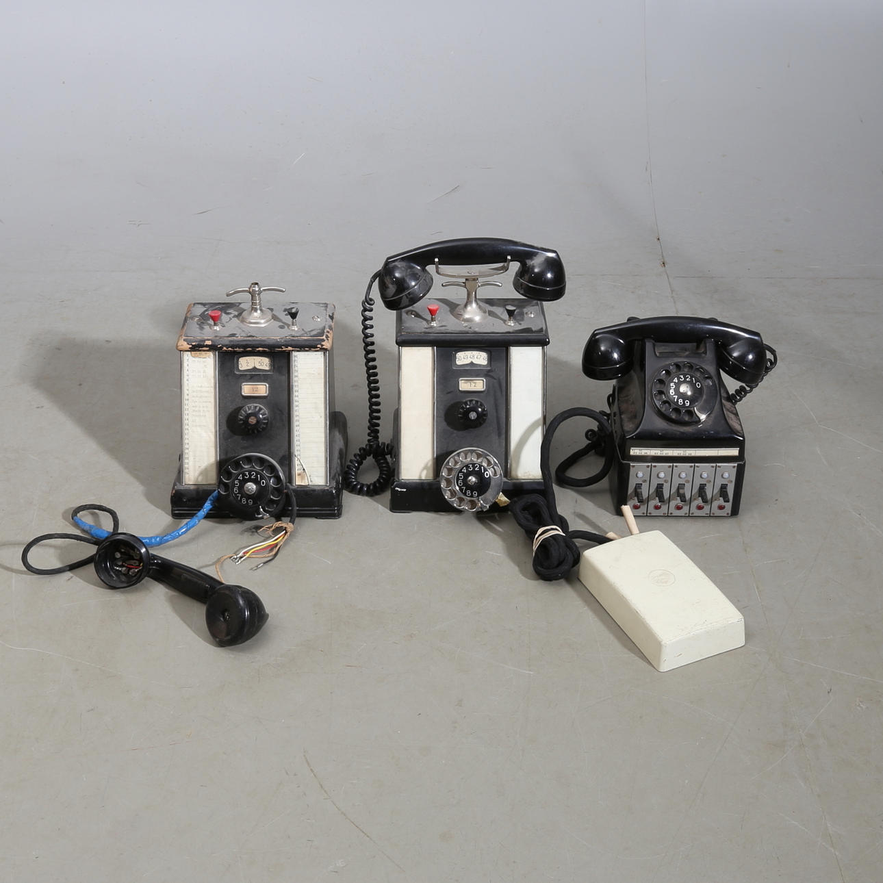 VÄXELTELEFONER, 3 st, delvis märkta med televerkets logotyp.