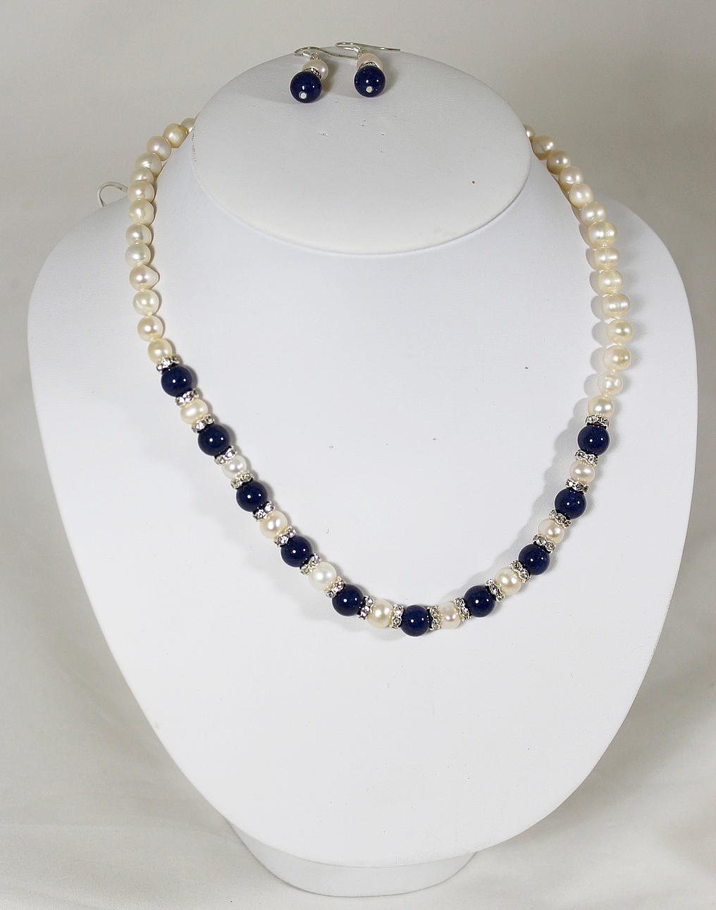 COLLIER, och ÖRHÄNGEN, odlade Akoya pärlor.