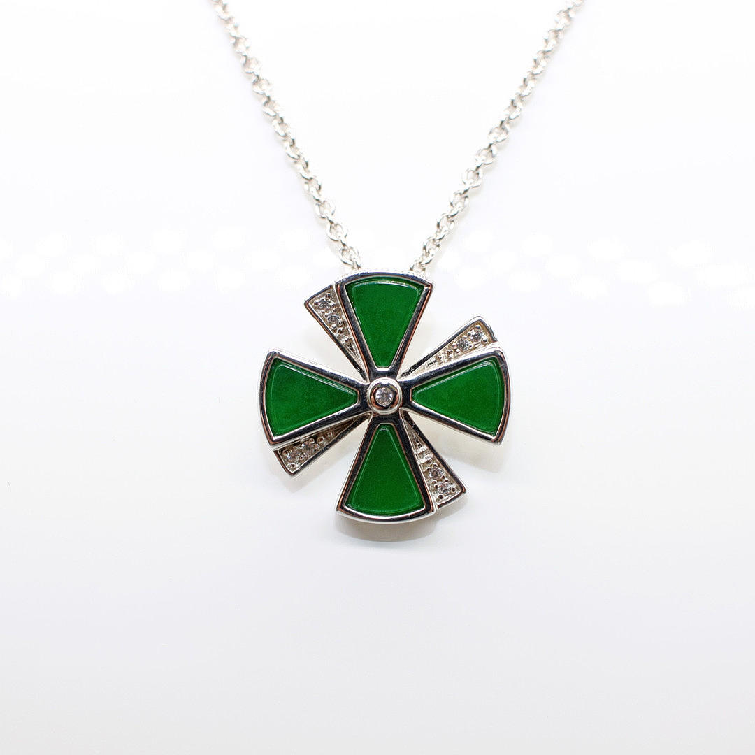 SILVER & GREEN AGATE NECKLACE.