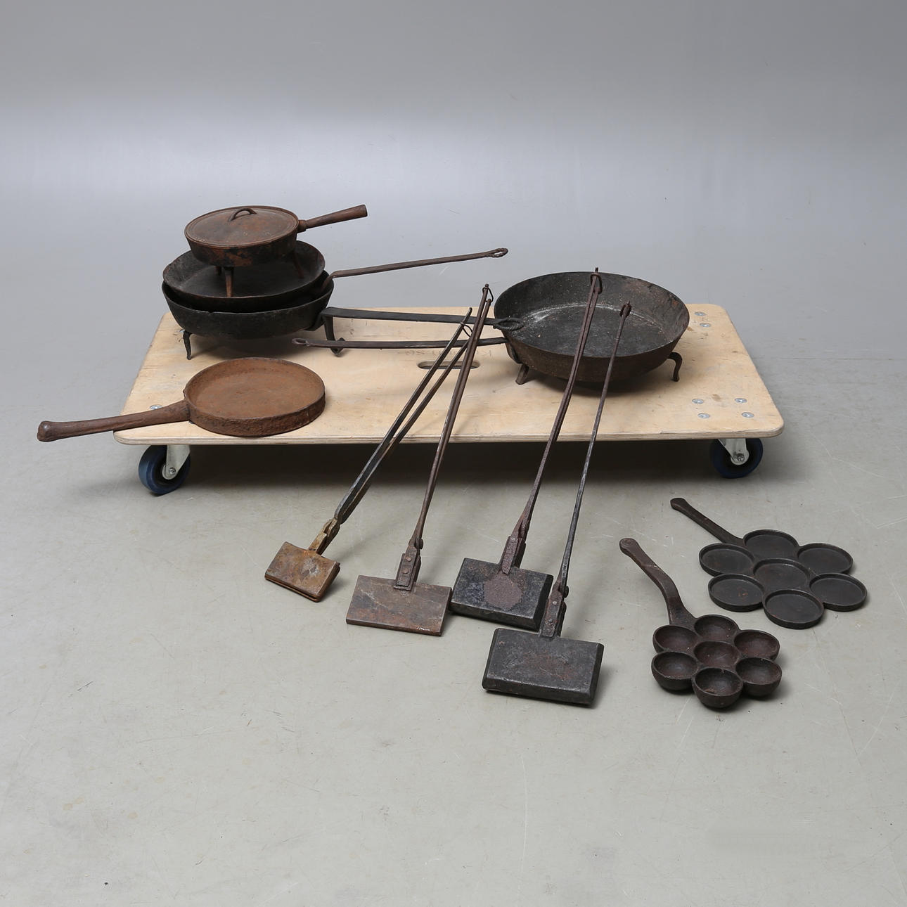 RÅNGJÄRN 4 st, PLÄTTLAGG, MUNKPANNA, GRYTA samt STEKPANNOR 4 ST, gjutjärn och smide, 1800/1900-tal.