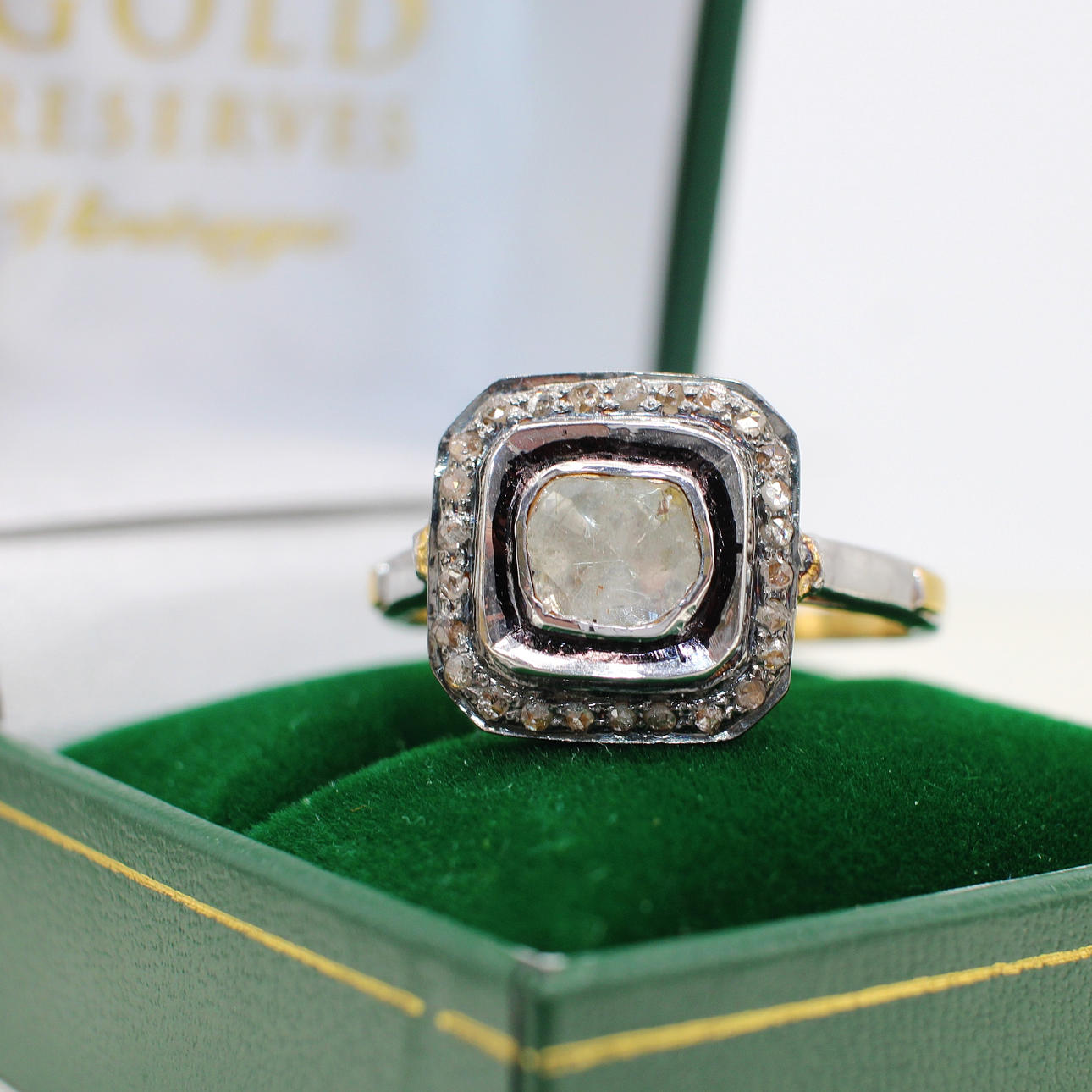 UNUSUAL DIAMOND CLUSTER RING.