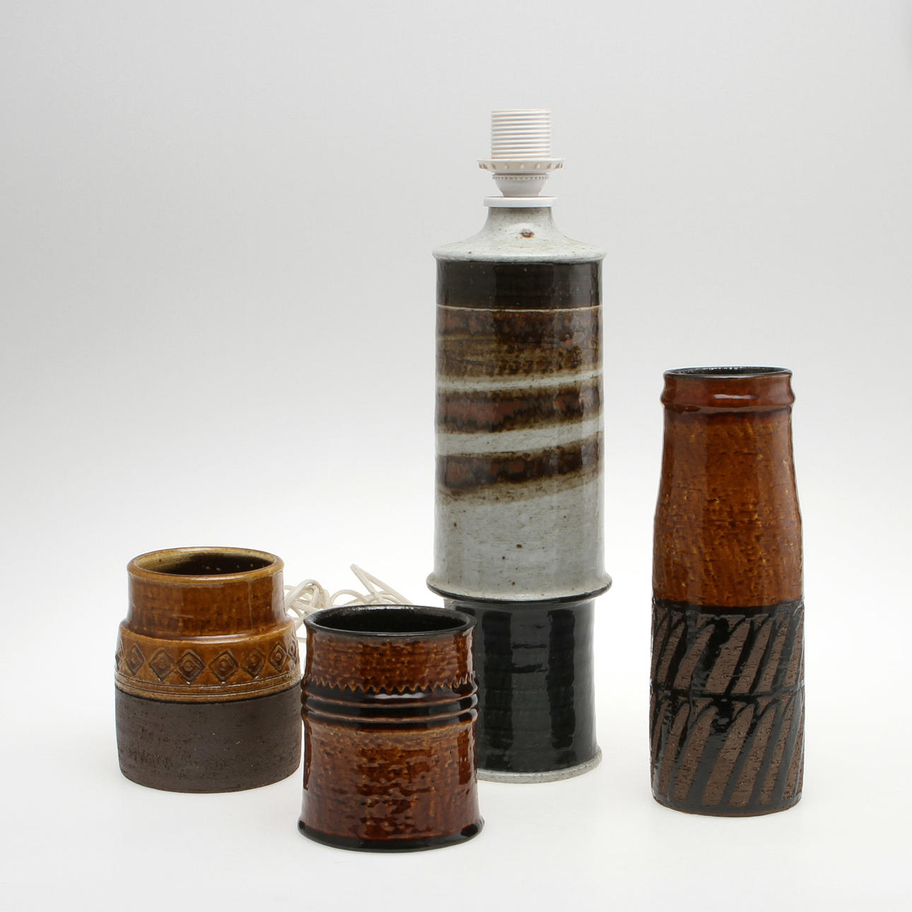 VASER och BORDSLAMPA, 4 delar, stengods, Inger Persson, Rörstrand Ateljé.