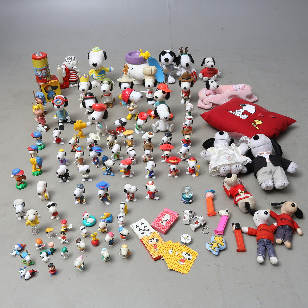 SNOBBEN, leksaker, figuriner mm, plast, porslin, tyg, huvudsakligen 1980- och 1990-tal.