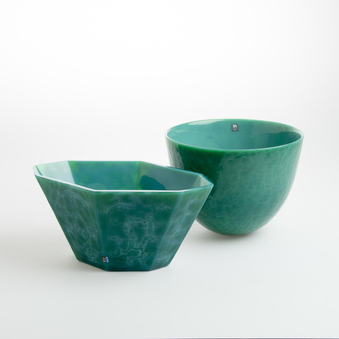 SKÅLAR, 2 stycken, grönt glas, "Malakit", Eva Englund, Målerås samt Pukeberg.