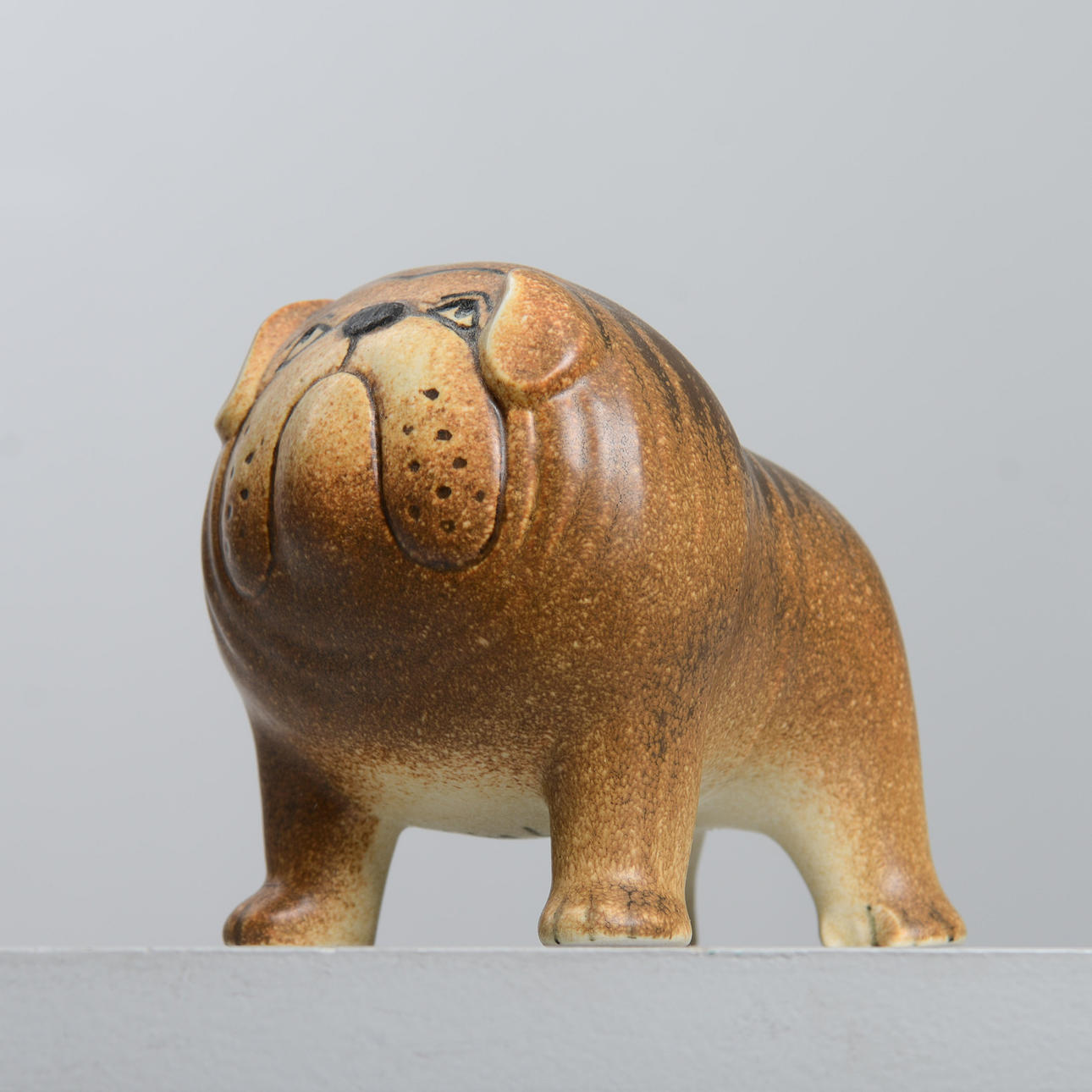 LISA LARSON. Figurin, "Bulldog Midi" ur serien Kennel, K-Studion, Gustavsberg, signerad