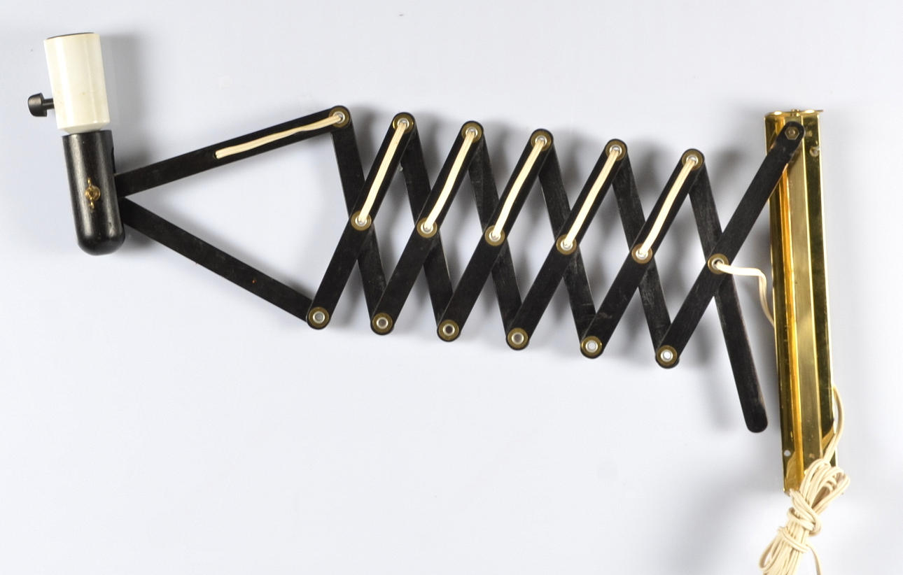 VÄGGLAMPA, trä och mässing, 1960/70-tal.