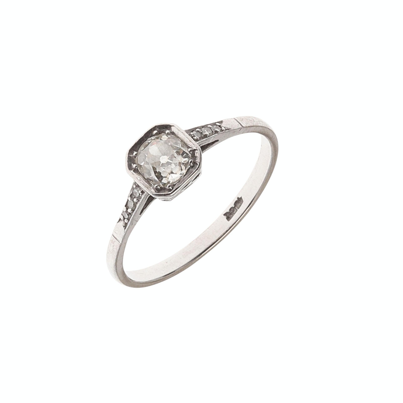 A DIAMOND SOLITAIRE RING.
