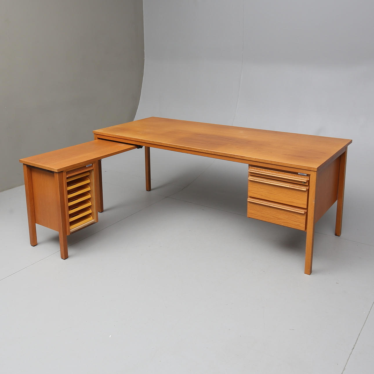 SKRIVBORD, Kinnarps, 1900-talets andra hälft.