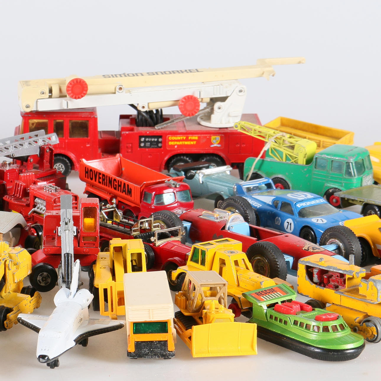 LEKSAKSBILAR, 54 st. Metall och plast, delvis Matchbox och Galanite.