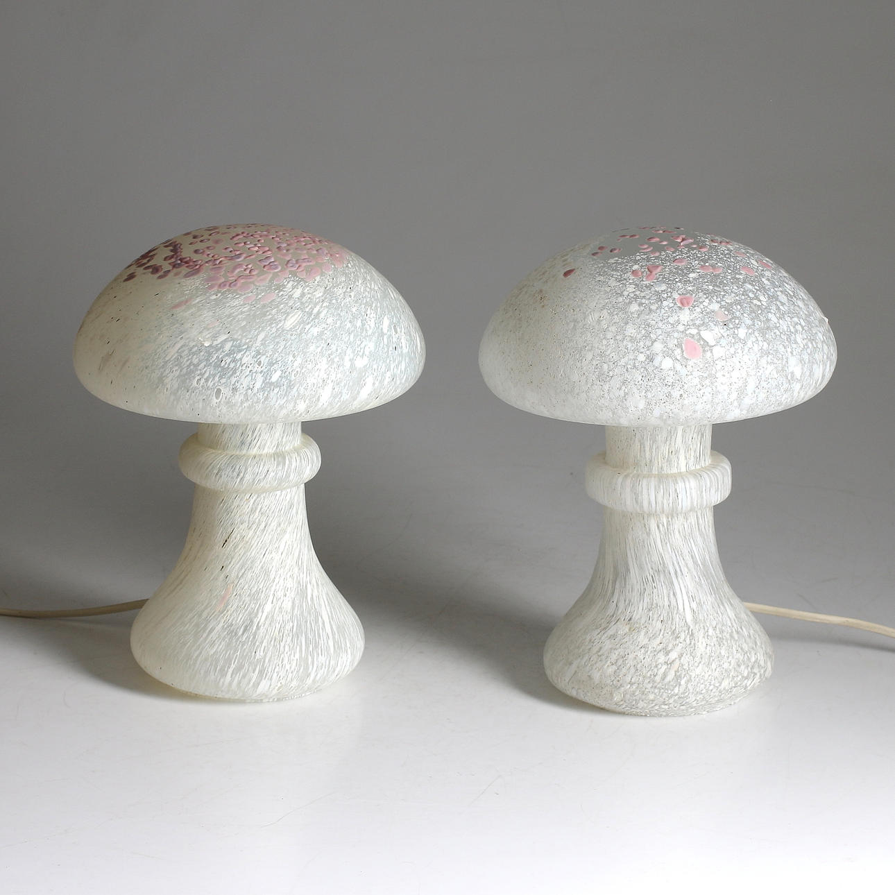 BORDSLAMPOR, ett par, glas, Monica Backström, Kosta Boda, 1900-talets andra hälft.