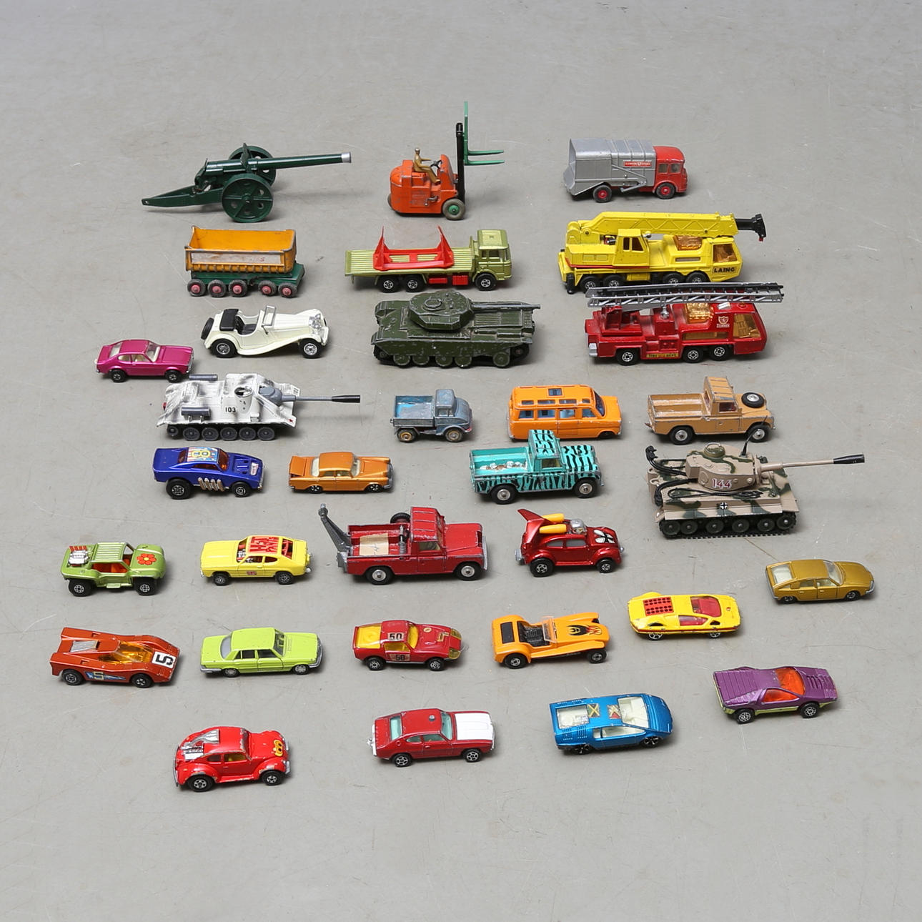 MODELLBILAR, ca 30 st, bland annat Dinky Toys, Matchbox och Lesney.