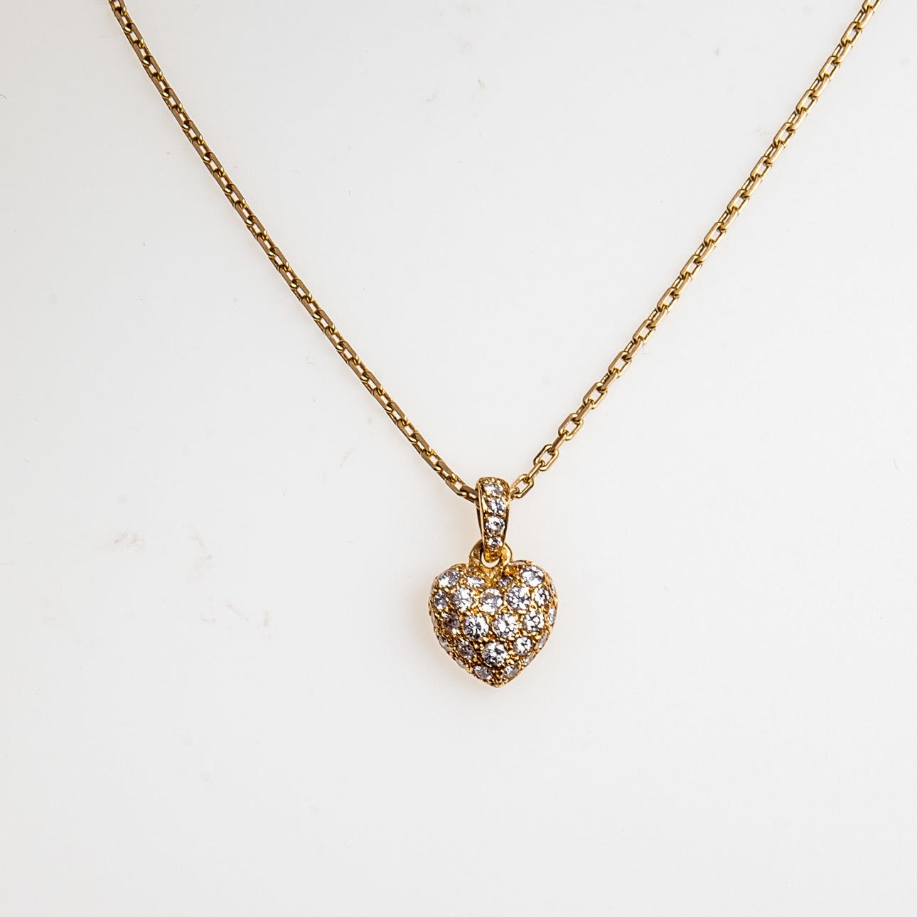 CARTIER. HALSBAND MED HJÄRTA HÄNGE.