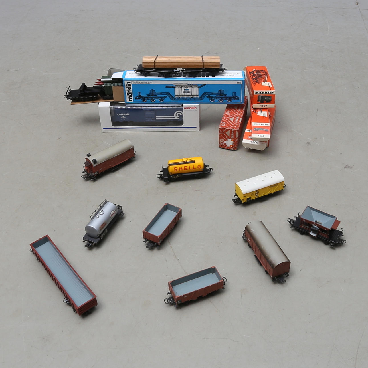 MÄRKLIN godsvagnar 12 stycken. Bland annat en del äldre. Delvis originalkartonger.