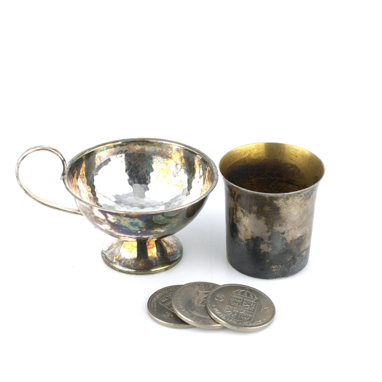 BEAKER, PUNCH CUP and COINS, 5 pieces, silver.
