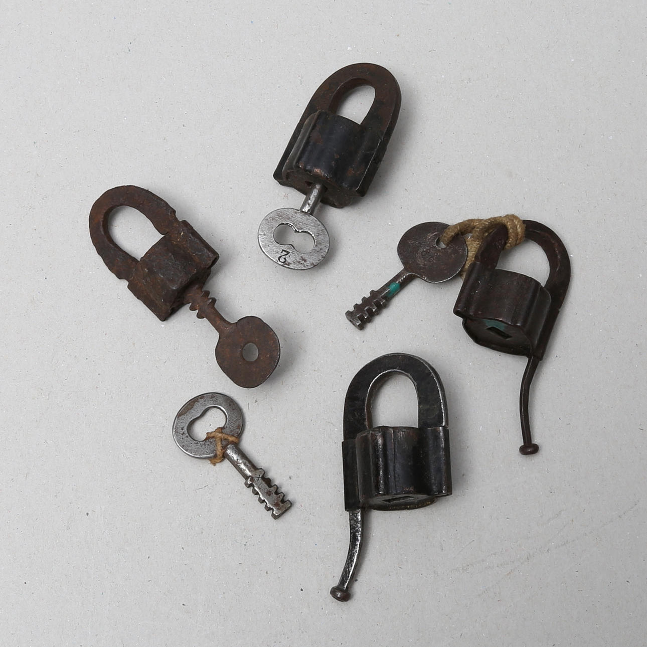 POLHEMSLÅS, 4 st, 1800- och 1900-tal.