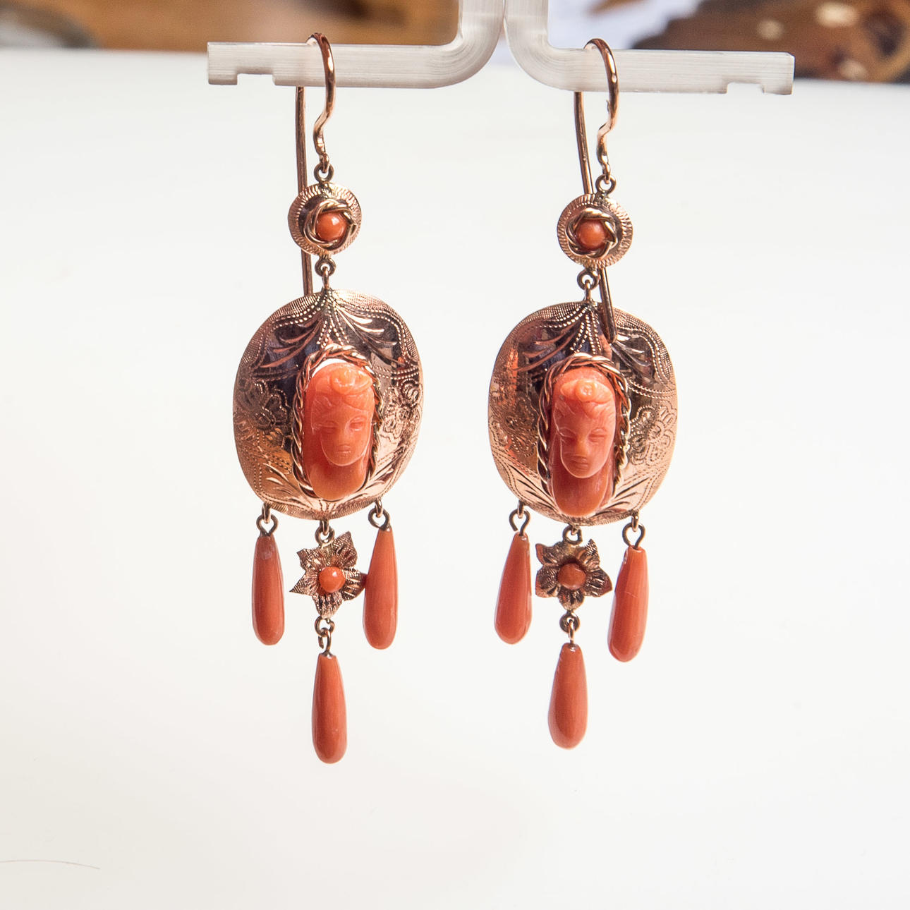 PAAR OHRGEHÄNGE MIT KORALLENKAMEE.