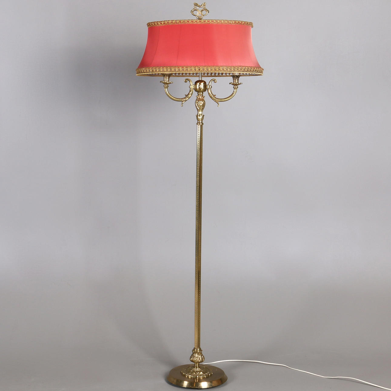 GOLVLAMPA, gulmetall, rokokostil, 1900-talets mitt.