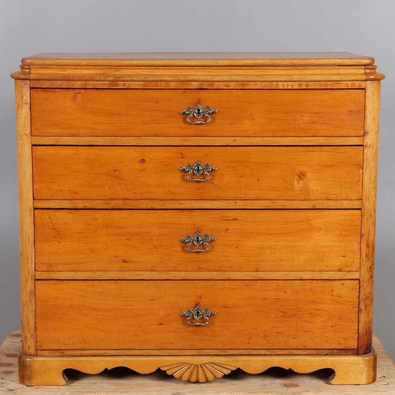 BYRÅ, lackerad furu, 1900-talets första hälft.