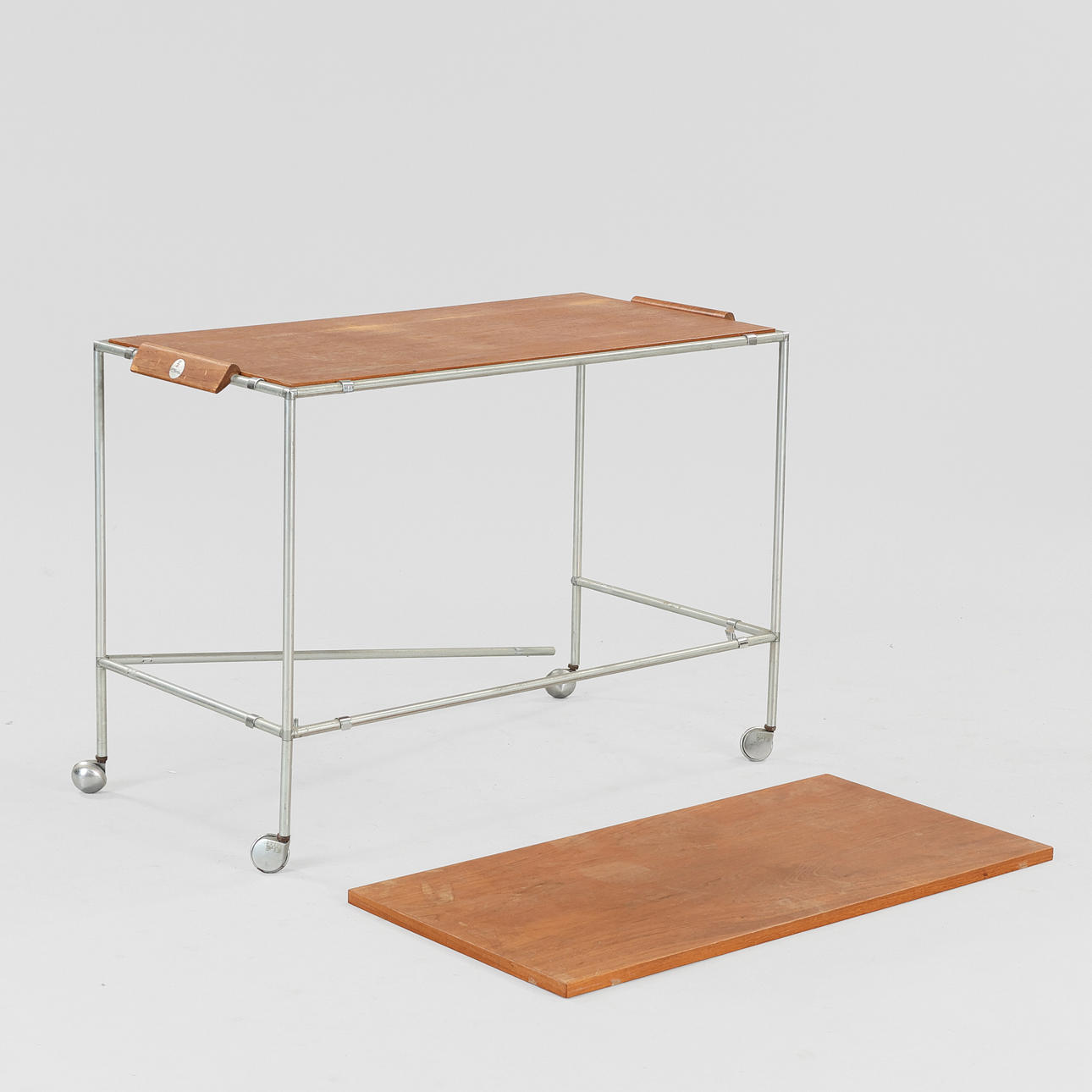 POUL CADOVIUS. Rektangulärt rullbord med hylla från 'Abstracta'-serien, tillverkat i teak och metall, France & Søn, Danmark, 1950/60-tal.