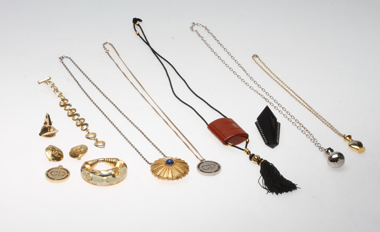 BIJOUTERIER, 11 delar, bl.a. Coco Chanel, Christian Dior, Yves Saint Laurent.