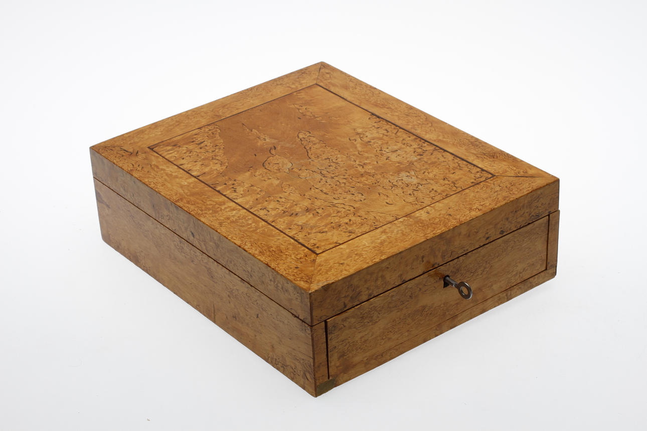 RAKSPEGEL. masurbjörk, 1800 tal.