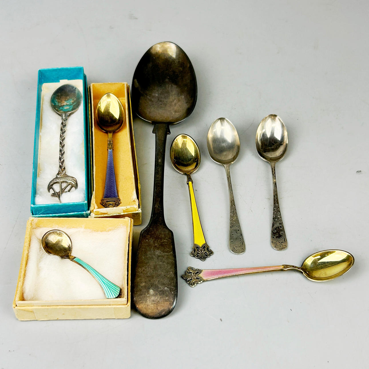 SILVER/WHITE METAL SPOONS. Silver & Metals - Silver - Auctionet