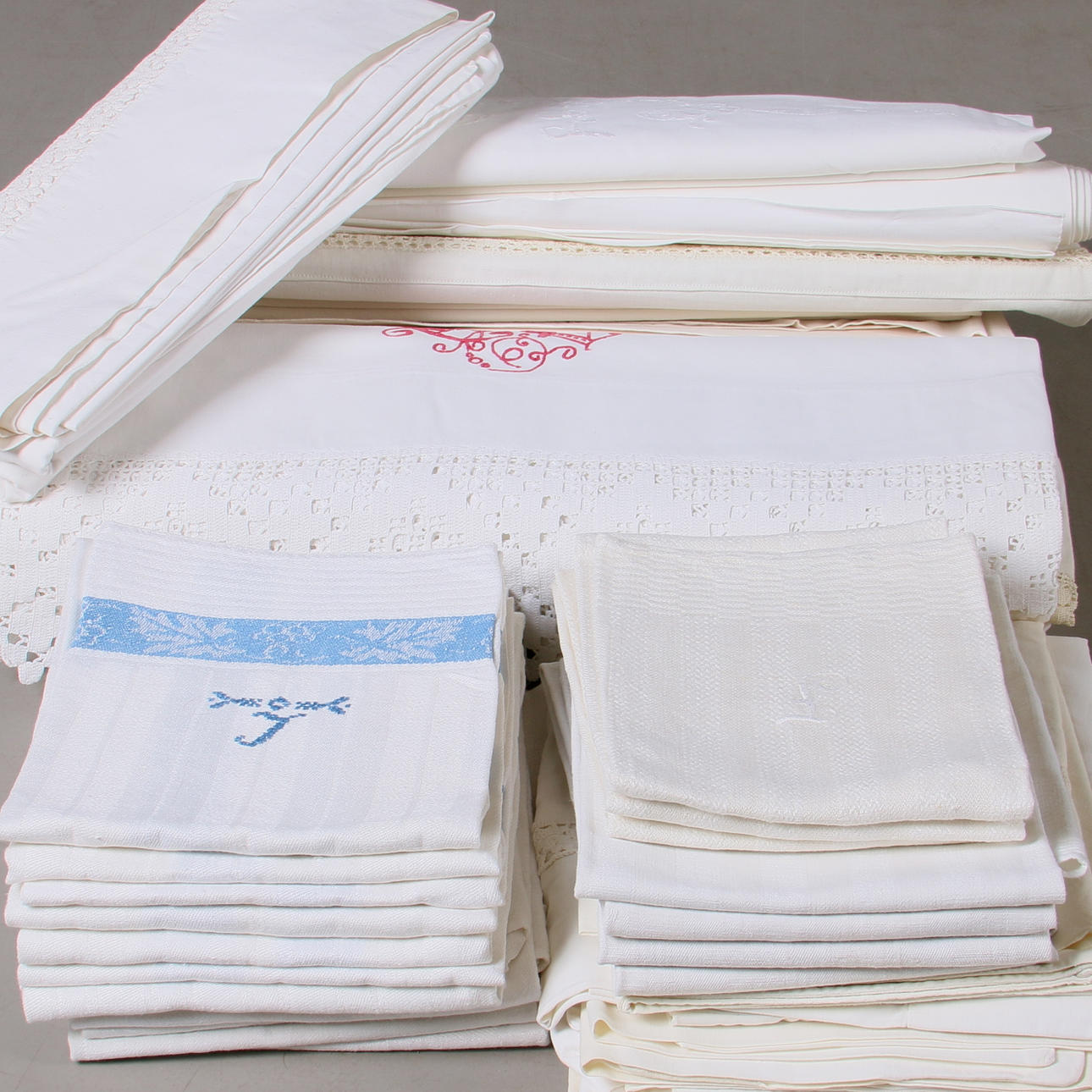 PARTI LINNE, 37 delar, lakan, örngott samt handdukar, 1900-tal.