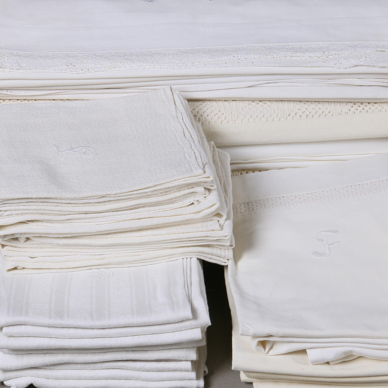 PARTI LINNE, 37 delar, lakan, örngott samt handdukar, 1900-tal.